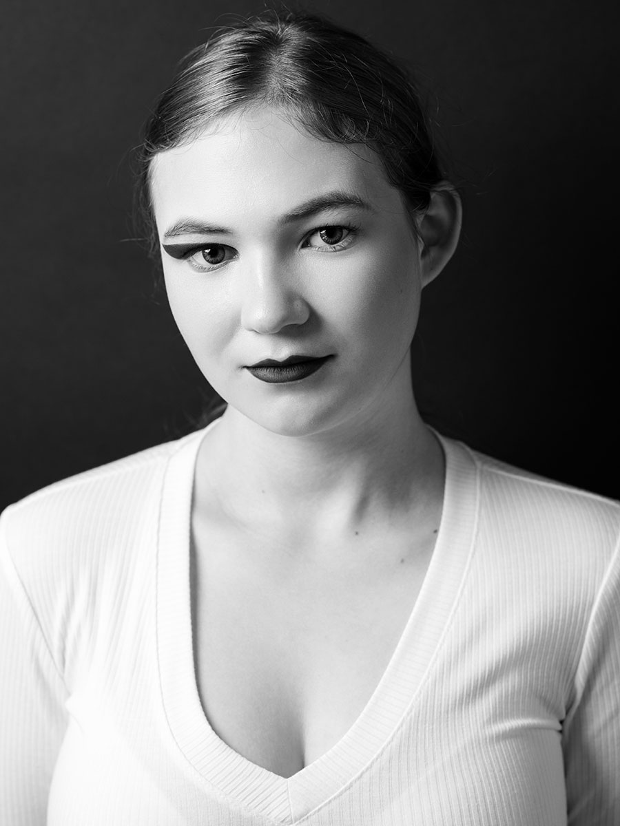 teenager-studio-portrait-session-black-and-white