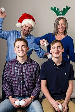 Holiday-Family-Mini-Studio-Photoshoot-Pictures-Portland-AnnaGrafPhotography