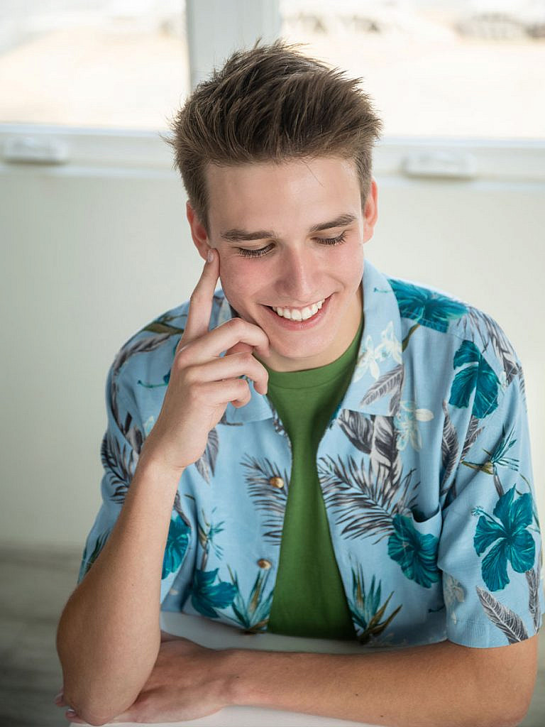 Happy-guy-senior-picture-hawaiian-shirt-Beaverton-Oregon-AnnaGrafPhotography
