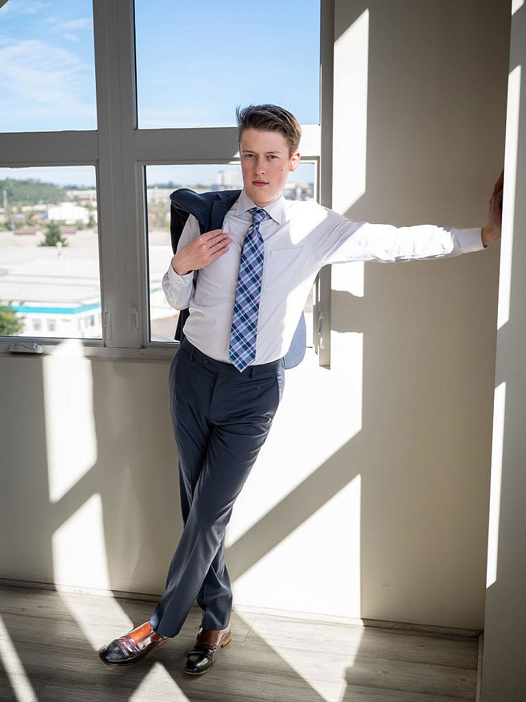 Suit-tie-senior-picture-guy-Beaverton-Oregon-AnnaGrafPhotography